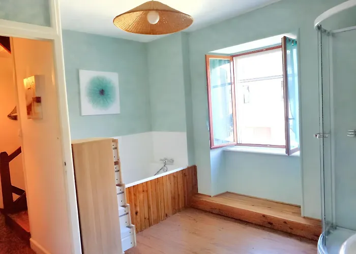 Maison Charmante à Mercœur Avec Jardin Et Parking