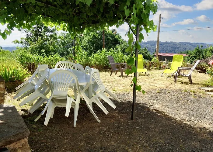 Maison Charmante à Mercœur Avec Jardin Et Parking